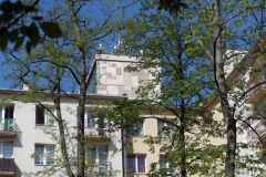 Z parku wśród korony drzew można zobaczyć mozaikę na Biprostalu - symbolu architektonicznym dzielnicy.