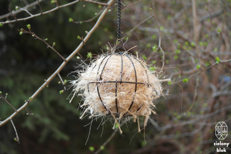 Gniazdownik* – czyli dozownik z materiałem do gniazdowania dla ptaków